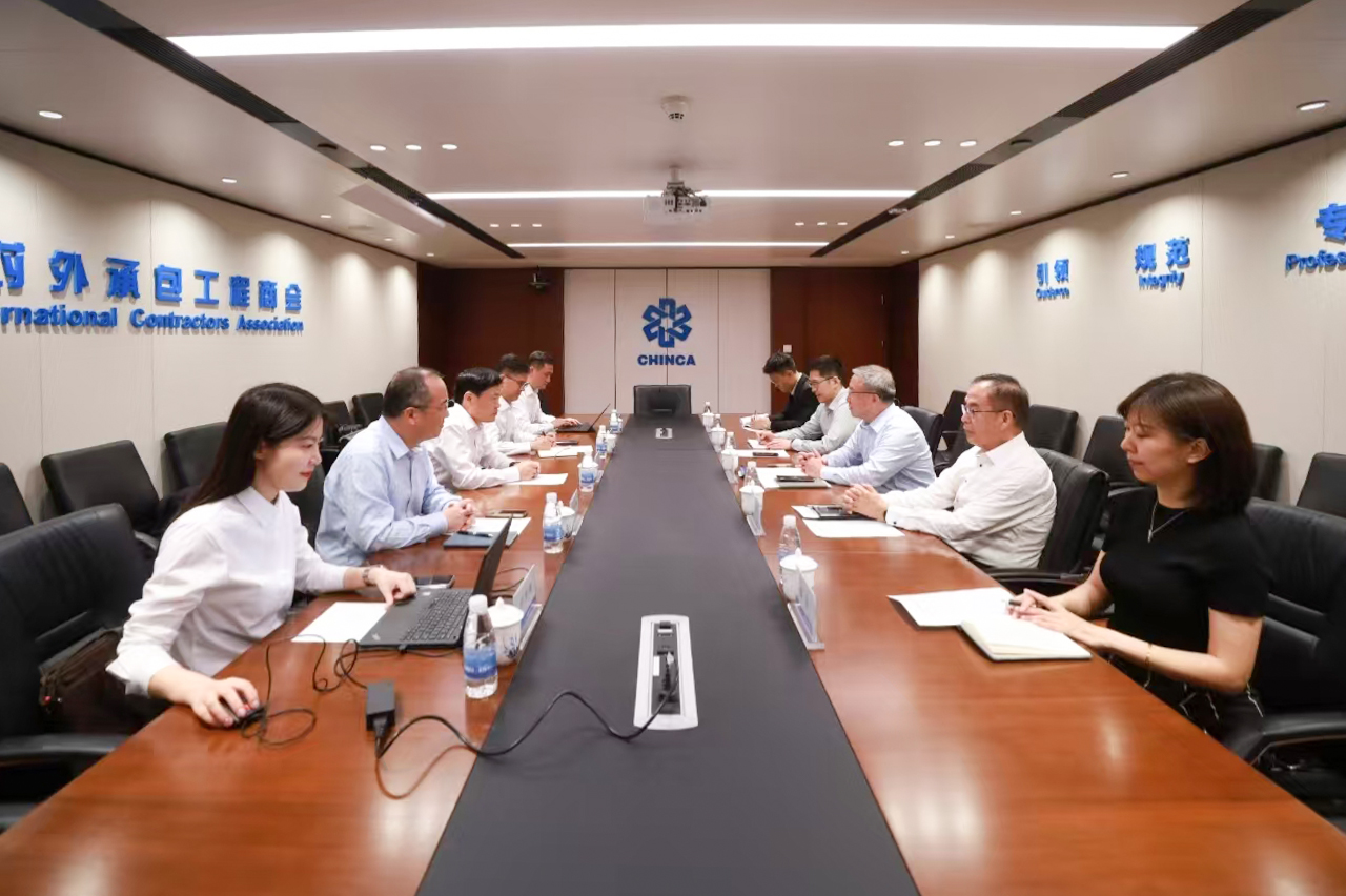李立新會(huì)見對(duì)外承包工程商會(huì)會(huì)長(zhǎng)房秋晨